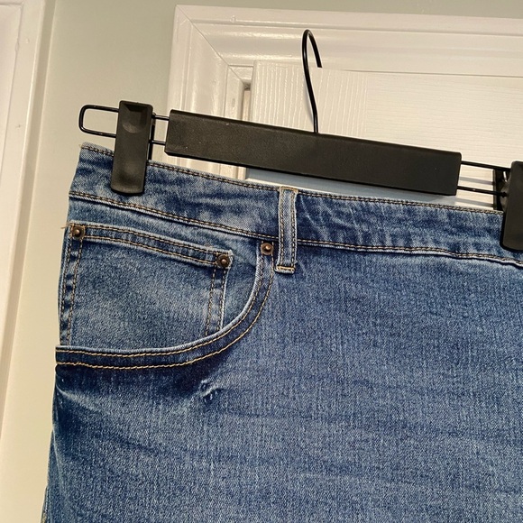 NWT Terra & Sky Size 4X Elastic Back Zip Up Split Hem Med Wash Denim Jean Shorts - Picture 2 of 11